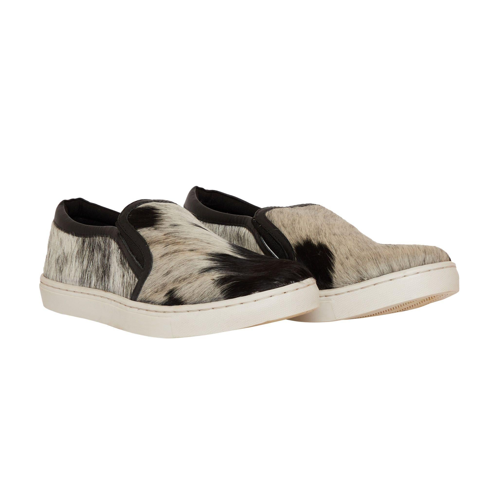 SILKEN SNEAKERS
