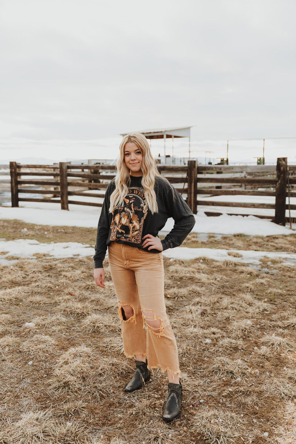 WILD WEST COWBOY RODEO STAY WILD WASHED LONG SLEEVE SWEATSHIRT - BLACK