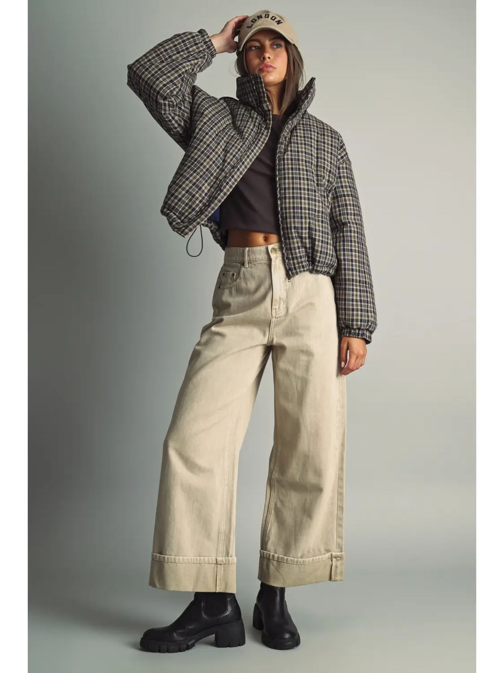 Wide Cuffed Denim Pants with A Vintage Washed - BEIGE