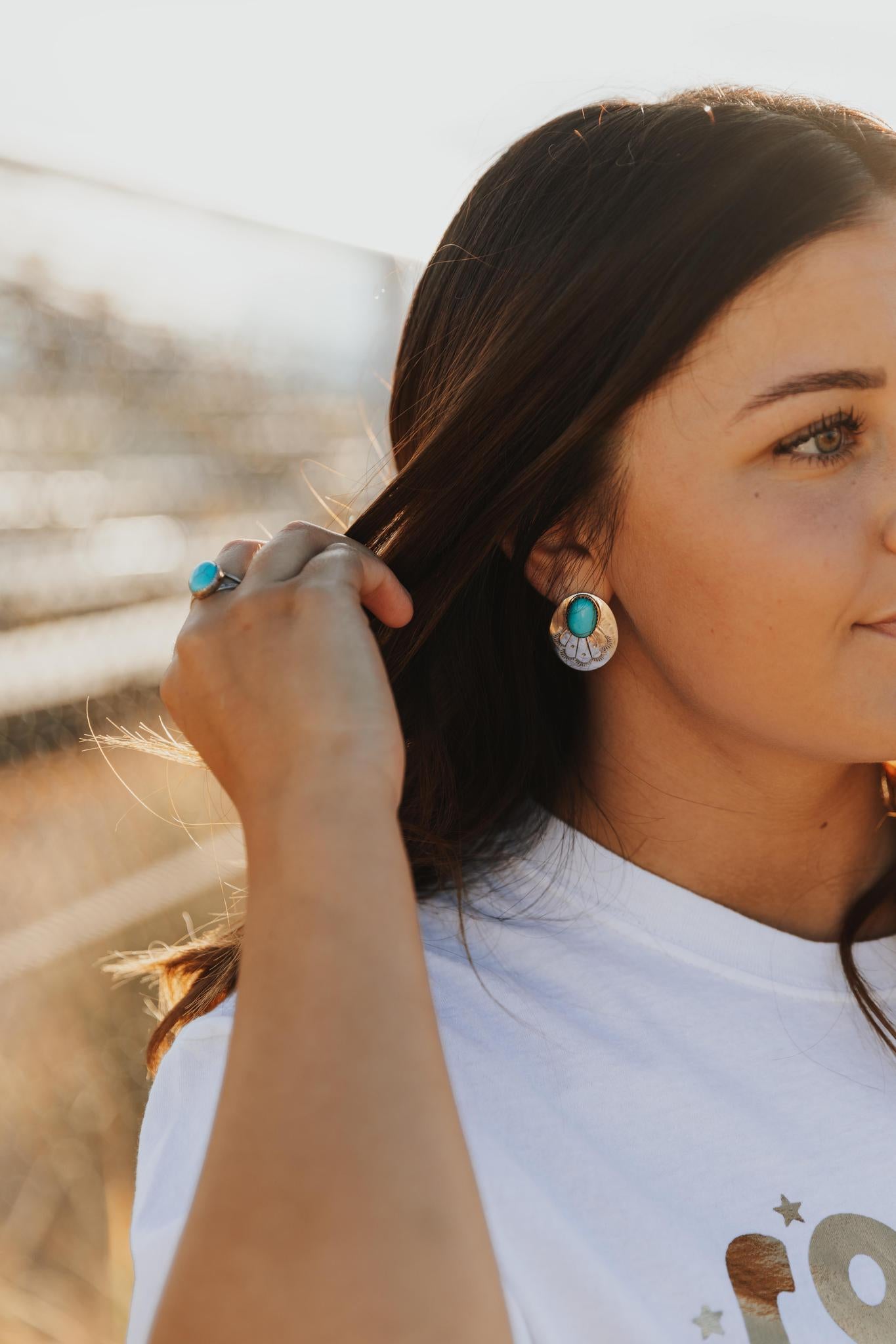 NAVAJO HANDMADE SS KINGMAN TURQ EARRINGS