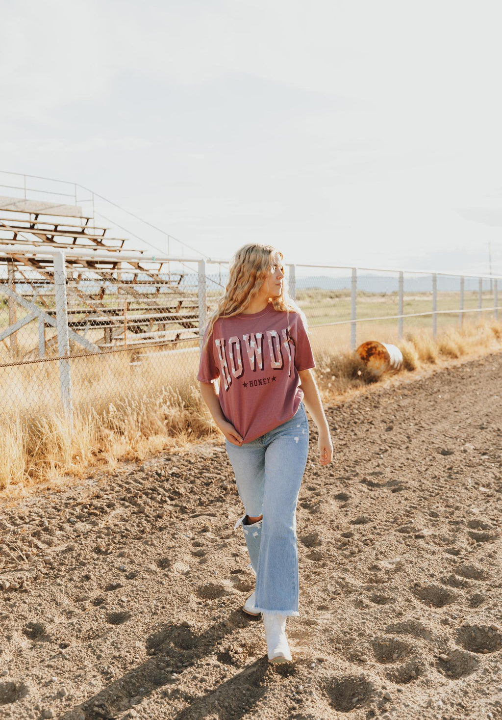 HOWDY HONEY GRAPHIC T-SHIRT - BERRY (OVERSIZED)