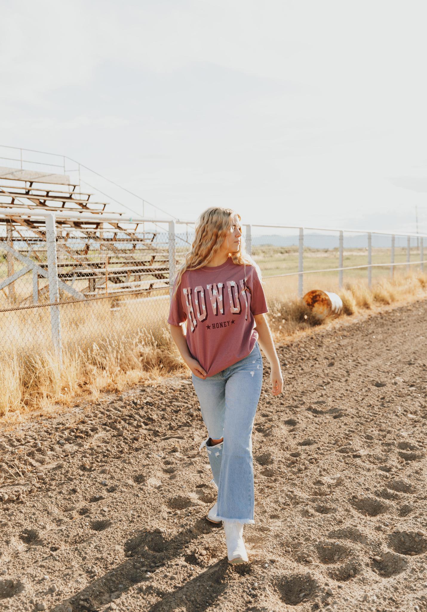 HOWDY HONEY GRAPHIC T-SHIRT - BERRY (OVERSIZED)