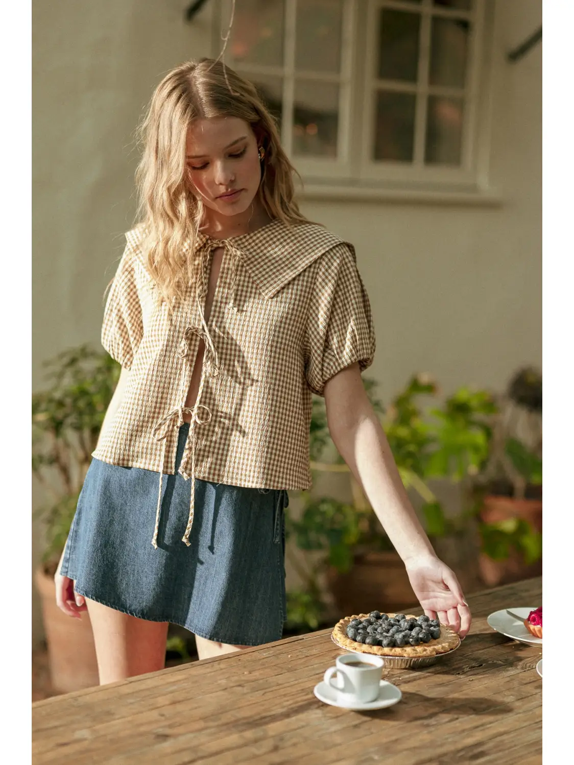 Gingham Pattern Sslv with Tie in Front Top - BLACK