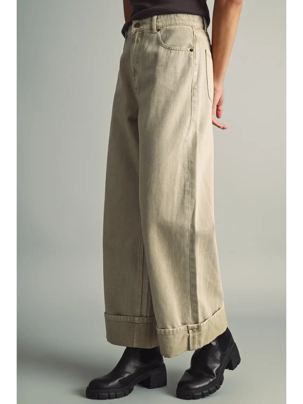 Wide Cuffed Denim Pants with A Vintage Washed - BEIGE