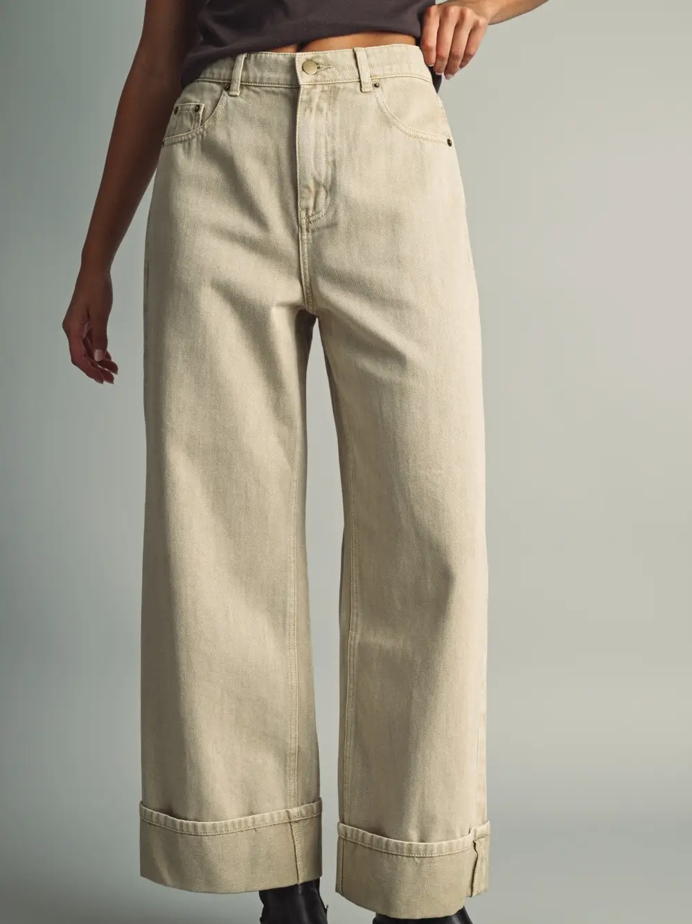 Wide Cuffed Denim Pants with A Vintage Washed - BEIGE