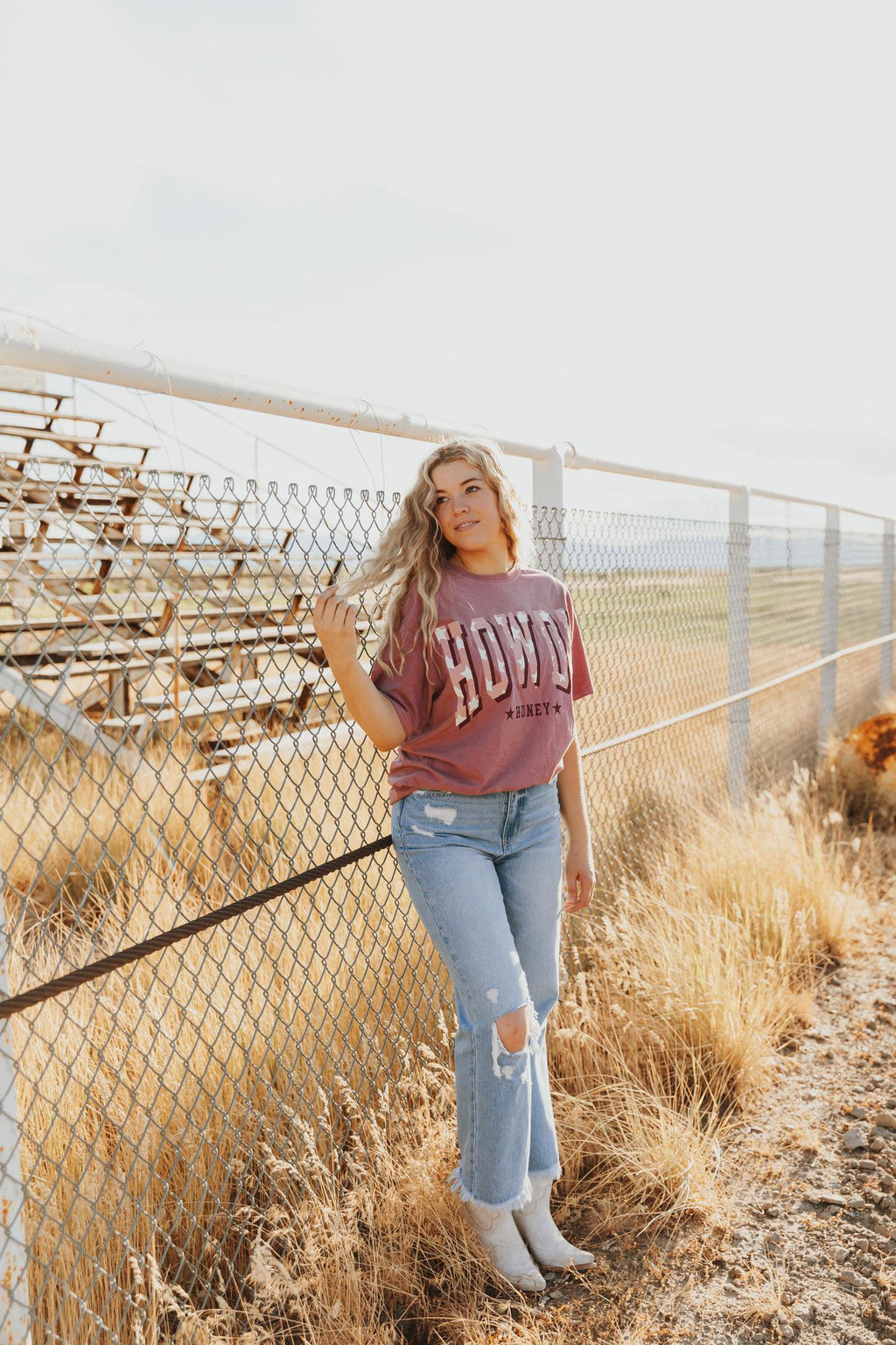 HOWDY HONEY GRAPHIC T-SHIRT - BERRY (OVERSIZED)
