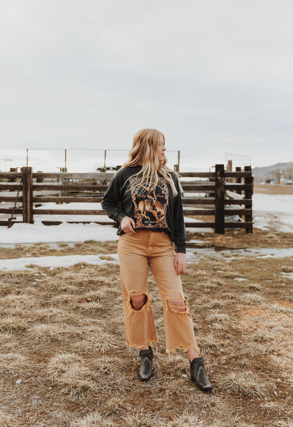 WILD WEST COWBOY RODEO STAY WILD WASHED LONG SLEEVE SWEATSHIRT - BLACK