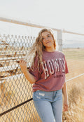 HOWDY HONEY GRAPHIC T-SHIRT - BERRY (OVERSIZED)