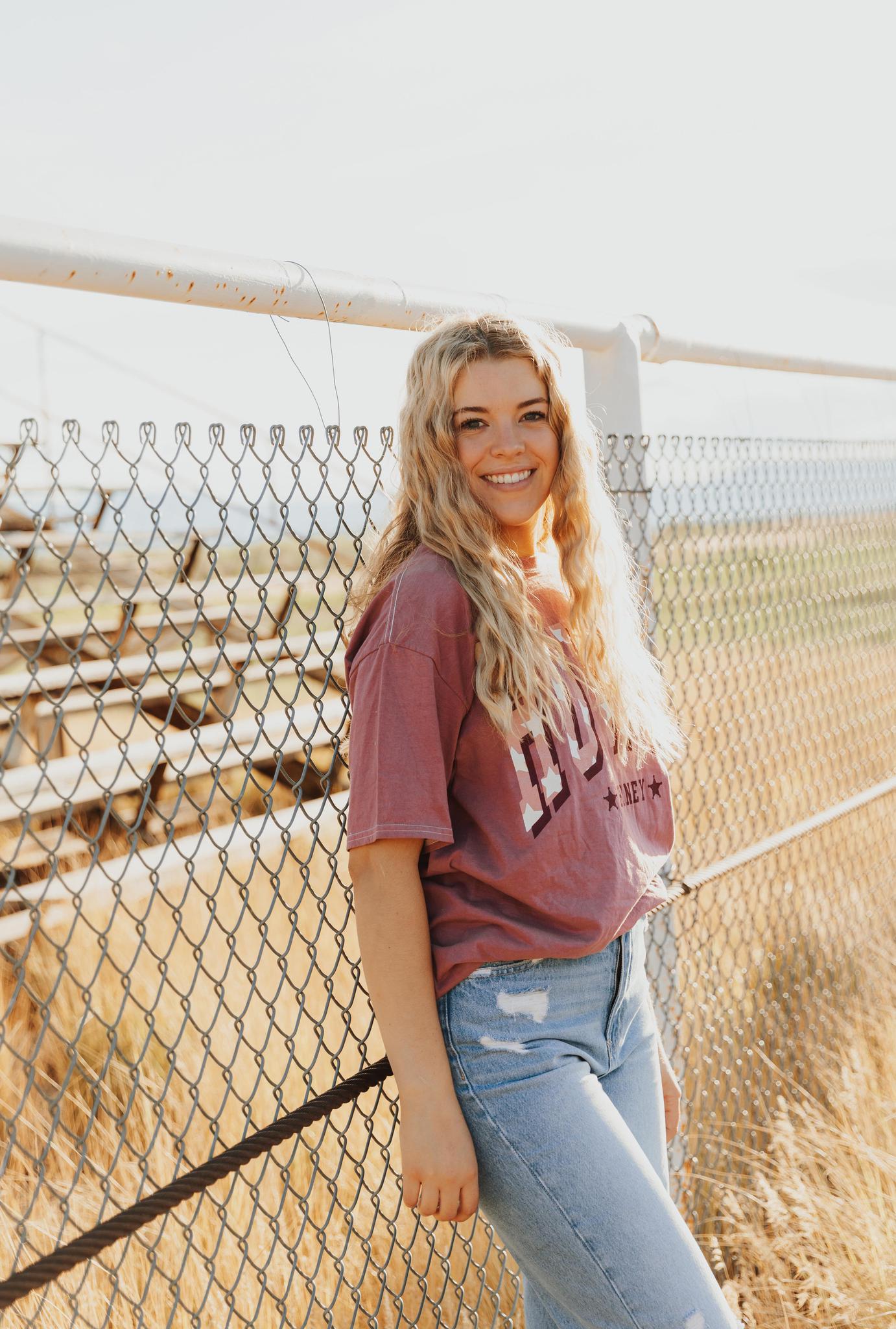HOWDY HONEY GRAPHIC T-SHIRT - BERRY (OVERSIZED)