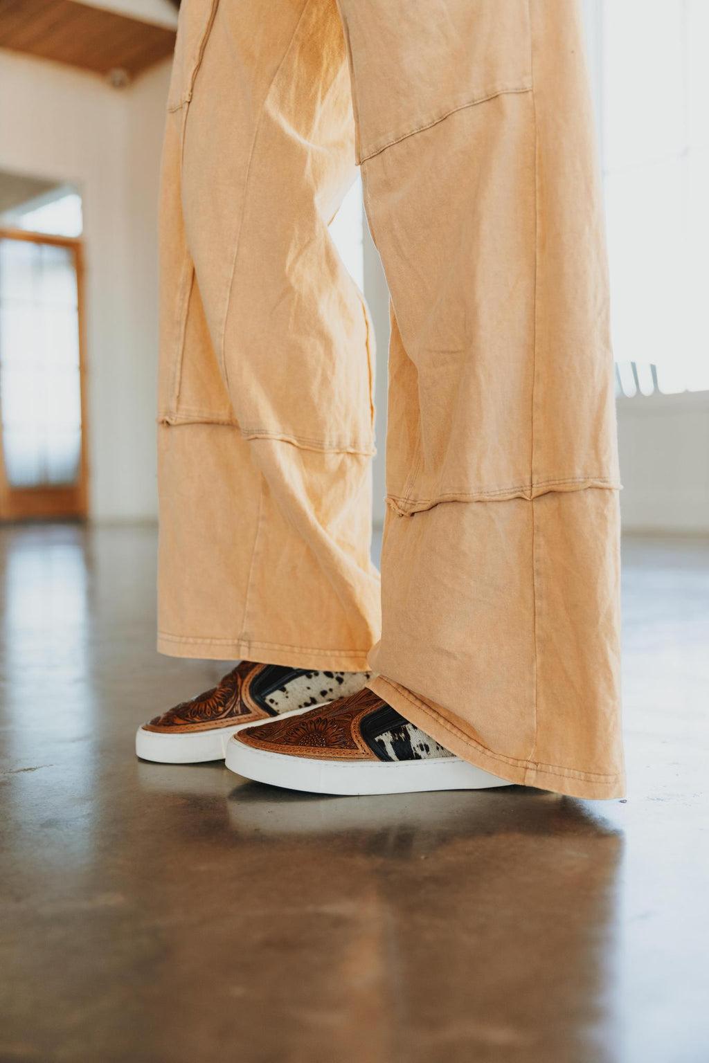 Mineral-Washed Cargo Style Wide-Leg Pants - Tan