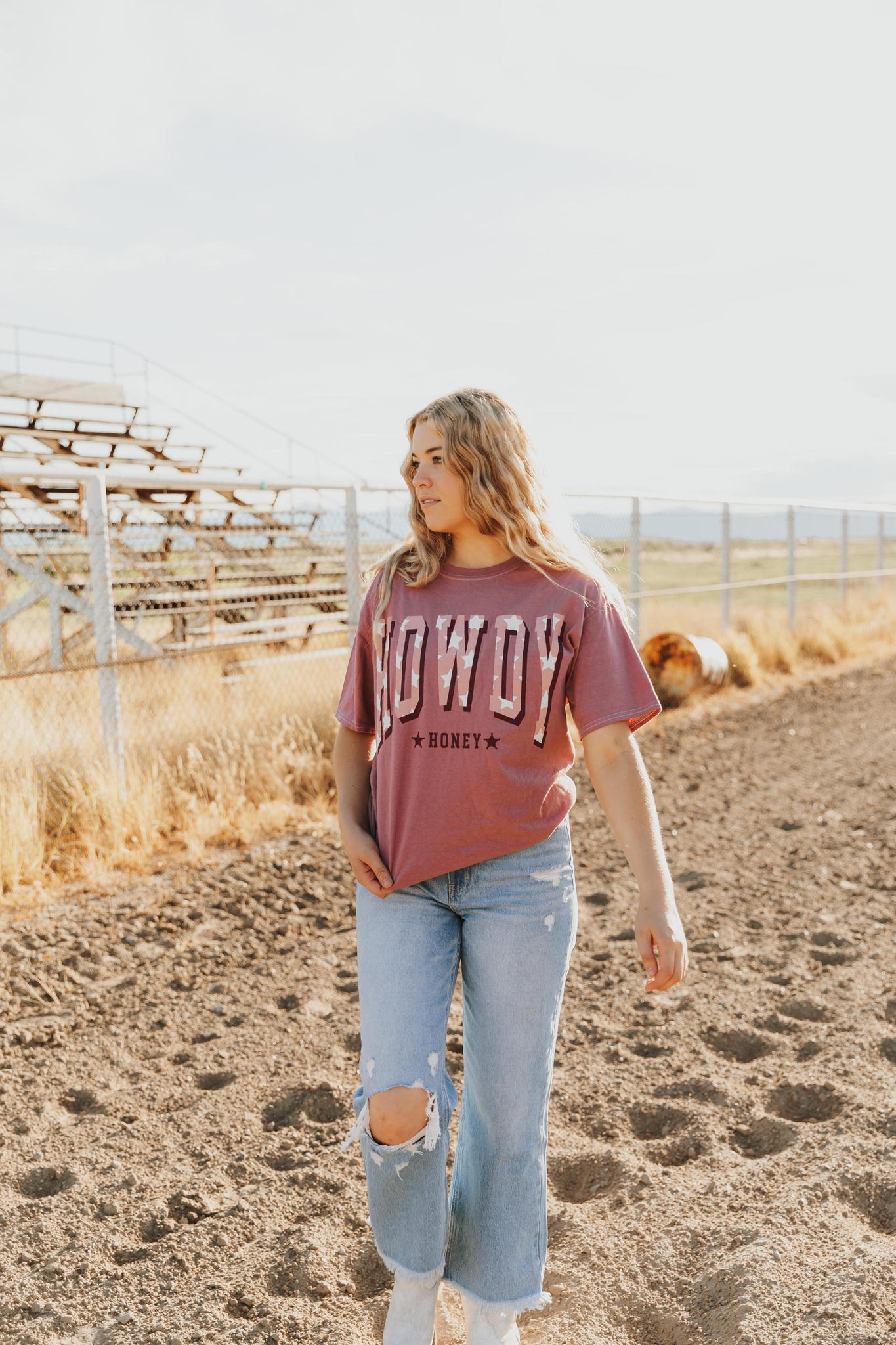 HOWDY HONEY GRAPHIC T-SHIRT - BERRY (OVERSIZED)